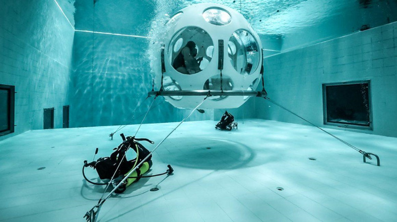 Самый глубокий бассейн в мире Nemo 33, фото Caspi Tours