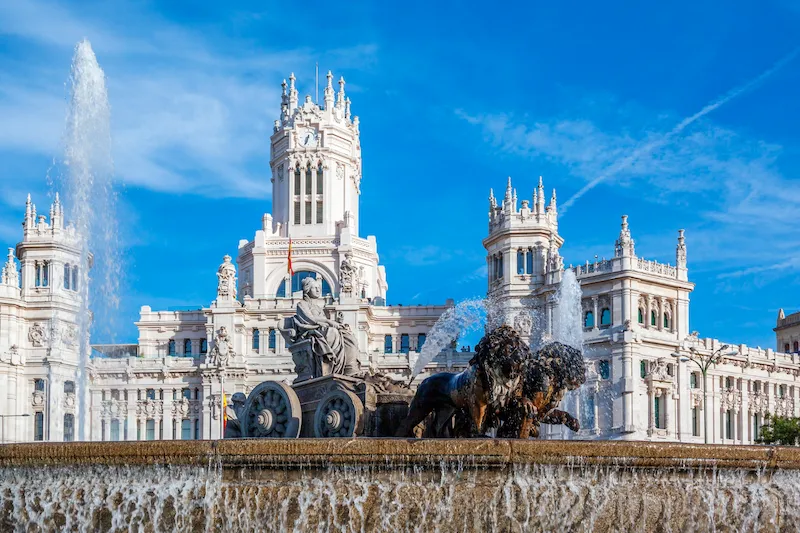 Площадь Сибелес с фонтаном и дворцом в Мадриде, фото Caspi Tours